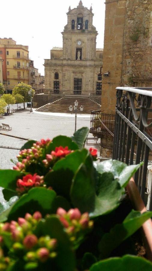 B&B L'Angolo Sulla Piazza Mirabella Imbaccari Εξωτερικό φωτογραφία